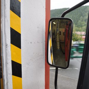 An der Tordurchfahrt wird es für die Fahrer eng.